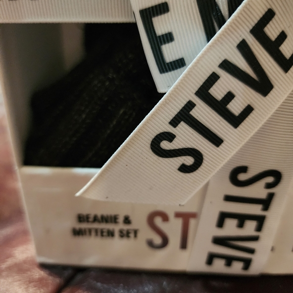 NWT Steven Madden Beanie & Mitten Set Black One Size - Picture 2 of 8